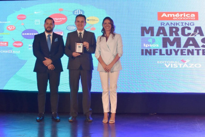 Representantes de varias firmas de carros condecoradas por su desarrollo y desempeño en el mercado.