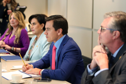 La canciller Gabriela Sommerfeld (i) y el presidente Daniel Noboa (c).