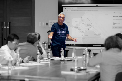 El empresario Tomislav Topic ofrece una exposición a invitados, en su empresa, Telconet.