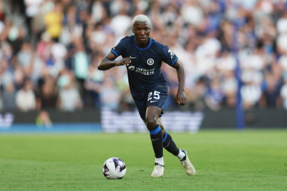 Moisés Caicedo manejó el balón en la volante de Chelsea.