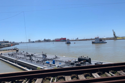 La foto muestra la barcaza que chocó con el puente de Pelican Island, este miércoles en Galveston (Estados Unidos).