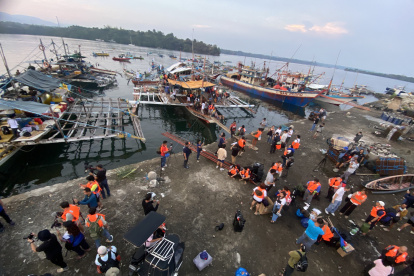 Pescadores filipinos y otros pasajeros antes de embarcar en la flotilla civil que zarpó hacia el atolón de Scarborough, en el mar de China Meridional, cuya soberanía reclaman Manila y Pekín.