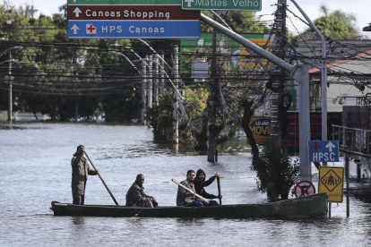 Porto Alegre. Voluntarios navegan en una inundación en el río Gravataí.