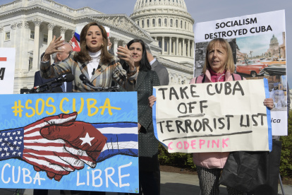 Congresistas y activistas durante manifestaciones a favor y en contra de la presencia de Cuba en la lista de países que no cooperan plenamente en la lucha contra el terrorismo.