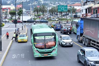 Situación. La congestión vehicular sobrepasa la capacidad de las calles de Cumbayá.