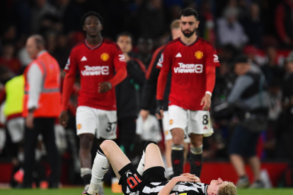 Anthony Gordon del Newcastle United yace en el suelo después de perder el partido de fútbol de la Premier League inglesa entre Manchester United y Newcastle United en Manchester, Gran Bretaña, el 15 de mayo de 2024.
