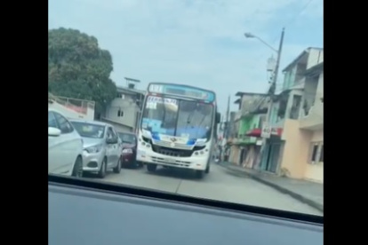 El bus transitando en contravía.