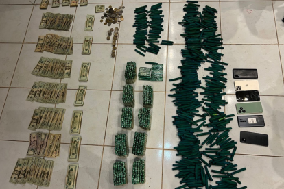 Objetos decomisados durante el operativo.