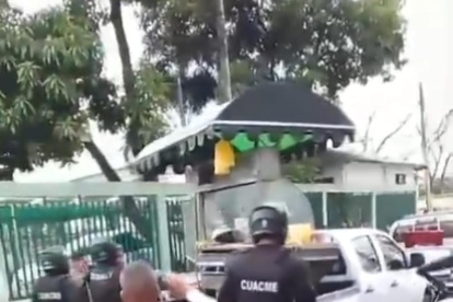 Video donde se muestra cómo una carreta de un comerciante cae desde una camioneta de la Policía Metropolitana.