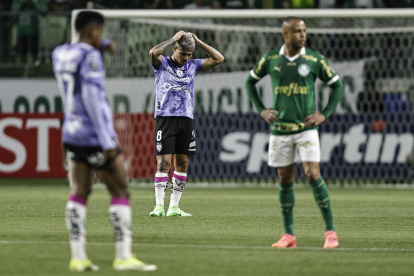 AMDEP2039. SAO PAULO (BRASIL), 15/05/2024.- Jordy Alcívar (c) de Independiente se lamenta este miércoles, en un partido de la fase de grupos de la Copa Libertadores entre Palmeiras y Independiente del Valle (IDV) en el estadio Allianz Parque en Sao Paulo (Brasil). EFE/ Isaac Fontana