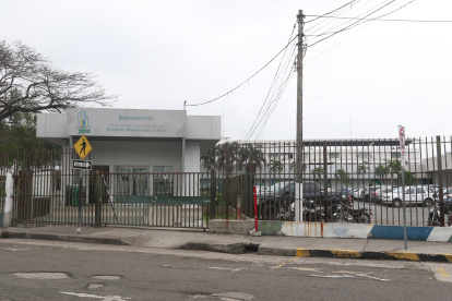 Fachada del hospital Teodoro Maldonado Carbo, sur de Guayaquil.