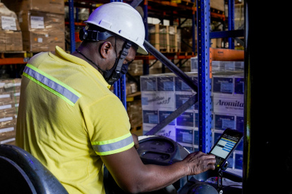 Comercio.- Una persona trabajando en el Puerto Marítimo de Guayaquil.