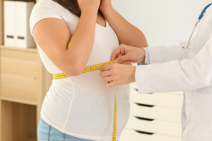 Imagen referencial de una persona tomándose medidas.