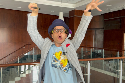 El mago Max Anton Dellepiane es el encargado de llevar sus secretos mágicos a los niños