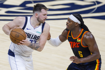El esloveno Luka Doncic (i) dominó las acciones en Dallas