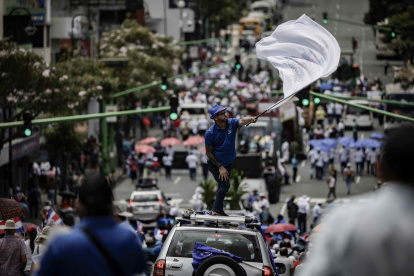 Personas participan de una manifestación de diversos sectores productivos este miércoles, en San José (Costa Rica).