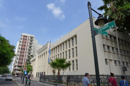 La Biblioteca Municipal está ubicada en el tramo que pasó a denominarse República de Guayaquil.