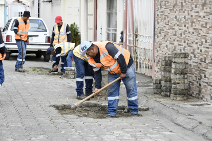 Una cuadrilla de obreros intervino los adoquines de Samanes 4.
