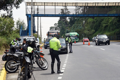 Operativos. Agentes de la AMT notifican las infracciones.
