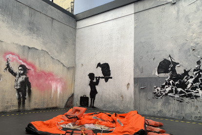 Varias obras del artista Bansky, este 15 de mayo de 2024 en el museo de Banksy, en Nueva York