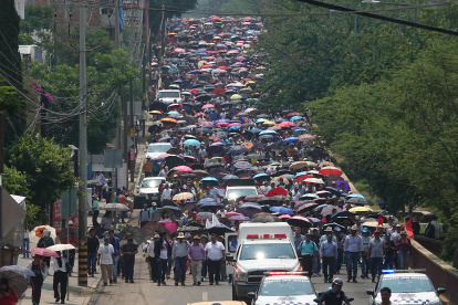 Maestros de la Coordinadora Nacional de Trabajadores de la Educación participan de una manifestación este miércoles, en la ciudad de Oaxaca (México).