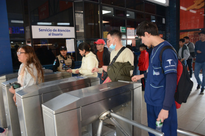 Los usuarios deben acercarse a ventanilla para cancelar el pasaje. En hora pico se forman largas filas en estaciones como El Recreo y El Labrador.