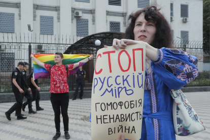 Una activista LGBT ucraniana con una pancarta en la que pide "¡Detengamos el mundo ruso!" Es homofobia, odio y guerra".