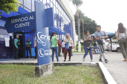 Decenas de ciudadanos acudieron a la matriz de CNEL en La Garzota, para presentar sus quejas.
