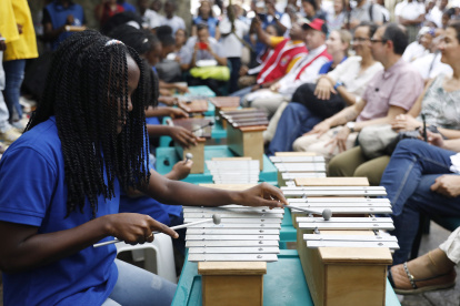 Niños tocan instrumentos durante la conmemoración de los 22 años de la masacre de Bojayá