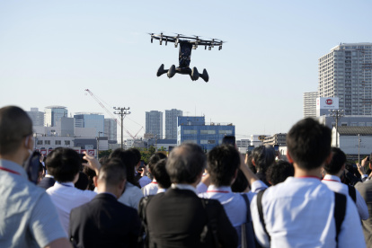 Coches que vuelan o se conducen solos, inventos que buscan reducir el derroche en la industria