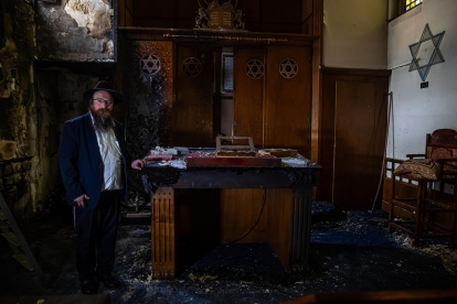 El rabino de Rouen Chmouel Lubecki inspecciona los daños dentro de la sinagoga después de que la policía disparara a un hombre mientras intentaba prenderle fuego.