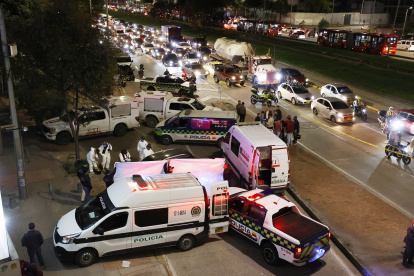 Agentes de la Fiscalía investigan la zona donde el director de la cárcel La Modelo de Bogotá, el coronel retirado de la Policía Élmer Fernández, fue asesinado este jueves.