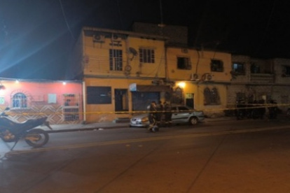 Lugar. Víctimas se movilizaban en este auto. Policía recogió evidencias.