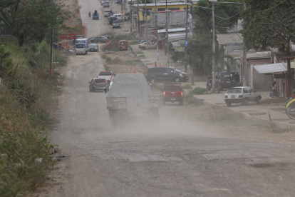 1. Tránsito. Pese al mal estado de la vía, a diario pasan miles de carros por el sector. Varios testigos comentan que se reportan choques por lo angosto y el mal estado de las vías.