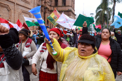 Medida.- Comerciantes gritan consignas en una protesta por la escasez de dólares en el territorio boliviano este viernes, en Santa Cruz (Bolivia). Gremios y asociaciones de comerciantes de Bolivia se movilizaron este viernes en las tres principales ciudades del país para reclamar al Gobierno de Luis Arce por la escasez de dólares que persiste desde 2023. EFE/ Juan Carlos Torrejón