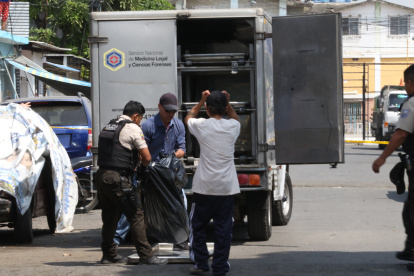 Panorama. Celestino Tigrero se lamenta mientras ve subir el cuerpo de su hijo Justin Alexander al carro de Medicina Legal, la mañana de ayer