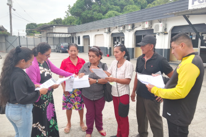 Daule. Algunos de los afectados, tras presentar la denuncia en Fiscalía.
