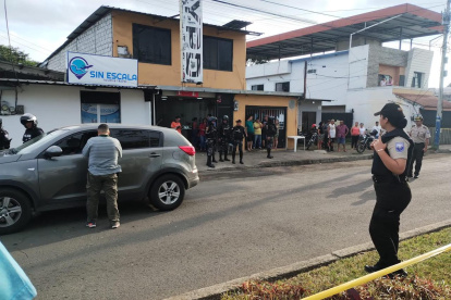 El cuerpo inerte de la funcionario quedó en el interior de su vehículo.