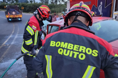 Los Bomberos usaron herramientas para rescatar a la persona atrapada, tras el siniestro en la vía Papallacta.