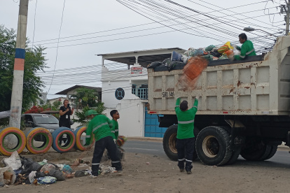 Personal de la Prefectura empezó a recoger los desechos este 18 de mayo.