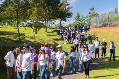 Decenas de personas participaron de la caminata en el parque Cuscungo.