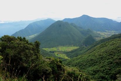 El Pululahua es el único volcán del mundo con producción agrícola en su caldera. Está ubicado a tan solo diecisiete kilómetros de la ciudad de Quito.