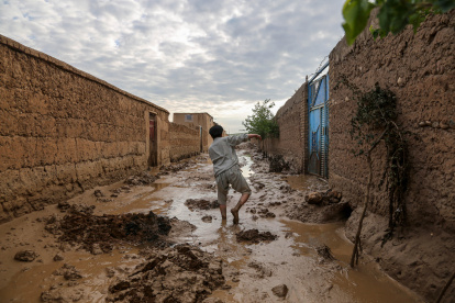 Un hombre examina las casas dañadas tras las inundaciones en la aldea de Shahrak Muhajireen en Baghlan, Afganistán.