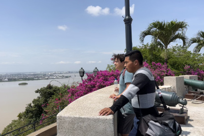 Balcón. Al subir hasta el faro del cerro Santa Ana, un imperdible es asomarse y ver el río Guayas. Los visitantes sugieren que se implementen estructuras para que den sombra.