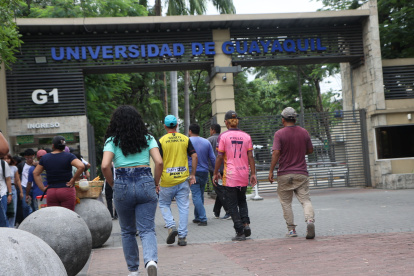 Referencial. Aspirantes y estudiantes de la Universidad de Guayaquil, en los exteriores de una de las puertas de ingreso de la institución.