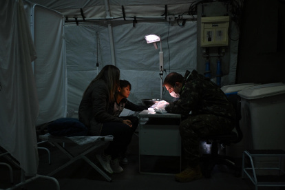 Médicos del Ejército brasileño atienden a pacientes en un hospital de campaña del municipio de Sao Leopoldo, estado de Rio Grande do Sul.