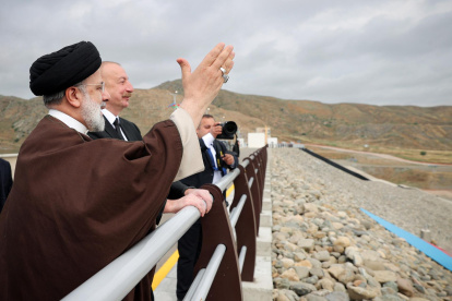 El presidente de Irán, Ebrahim Raisi (con la mano levantada), este domingo 17 de mayo, en la inauguración de una presa en la frontera de esa país con Azerbaiyán.