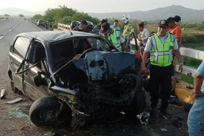 Las cinco víctimas viajaban a bordo del auto, cuando se estrelló en la vía Santa Elena - Guayaquil.