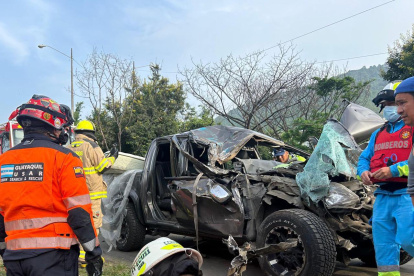 La parte delantera del carro quedó destruida, mientras que el bus no presentó mayor afectación.