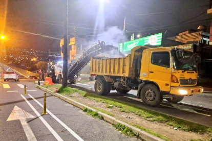 En la vía del sur se realizan trabajos de reparación en la calzada.